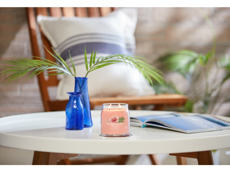 Yankee Candle Aromatická svíčka Signature sklo střední Tropical Breeze 368 g