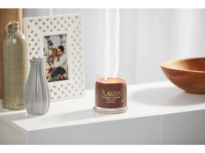 Yankee Candle Aromatická svíčka Signature sklo střední Praline & Birch 368 g