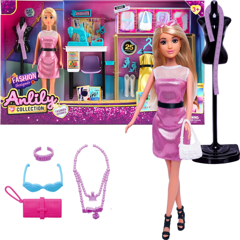 Módní návrhářka s šicím strojem a 25 doplňky