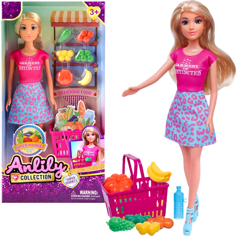 Panenka s nákupním košíkem a prodejnou ovoce a zeleniny